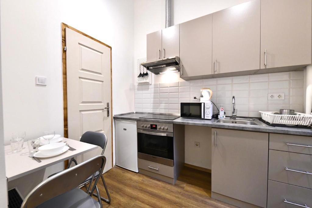 Cute Gallery Apartment Close To The Basilica, Queen Budapest Exteriör bild